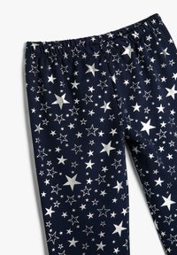 Pantalones azul marino con patrones de estrellas plateadas en varios tamaños, con una cinturilla elástica.