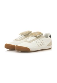 Weißes Sneakers mit einer strukturierten Oberseite, hellbraunen Akzenten, einer Gummisohle und einem Klettverschluss. Verfügt über genähte Details und Branding auf dem Riemen.