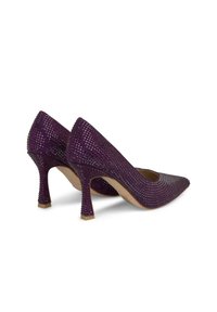 Tacchi alti viola con una superficie texturizzata e accenti scintillanti. Punta appuntita e tacco sottile e curvo. Design elegante con finitura lucida.
