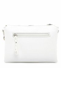Cartera de mano blanca de cuero con acabado texturizado, que cuenta con un compartimento con cremallera en la parte delantera y detalles en metal plateado.