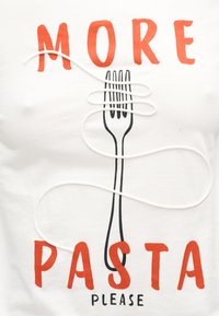 Κόκκινο κείμενο που λέει «ΠΕΡΙΣΣΟΤΕΡΟ ΖΥΜΑΡΙΚΟ» με μια μαύρη εικονογράφηση πιρουνιού τυλιγμένη με λευκά ζυμαρικά και η λέξη «ΠΑΡΑΚΑΛΩ» από κάτω σε λευκό φόντο.