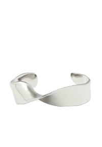 Zilveren gedraaide manchetarmband met een gladde, glanzende afwerking. Heeft een vloeiend ontwerp, open uiteinden en een naadloze, minimalistische uitstraling.