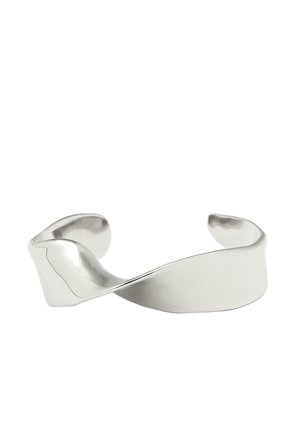 Bracciale rigido intrecciato in argento con finitura liscia e lucida. Presenta un design fluente, estremità aperte e un aspetto minimalista e senza soluzione di continuità.