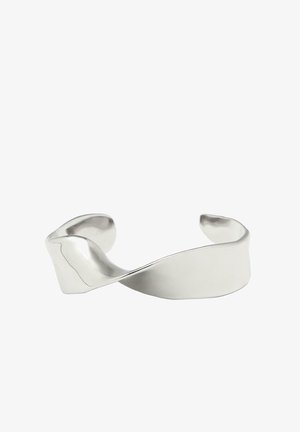 Bracciale rigido intrecciato in argento con finitura liscia e lucida. Presenta un design fluente, estremità aperte e un aspetto minimalista e senza soluzione di continuità.