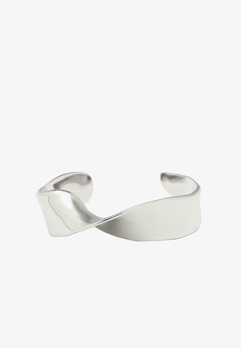 Zilveren gedraaide manchetarmband met een gladde, glanzende afwerking. Heeft een vloeiend ontwerp, open uiteinden en een naadloze, minimalistische uitstraling.