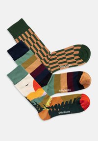 Drei Paar Baumwollsocken: eines mit einem geometrischen Muster in Grün und Beige, eines mit mehrfarbigen Streifen und eines mit einer Sonnenuntergangsszene und Akzenten.