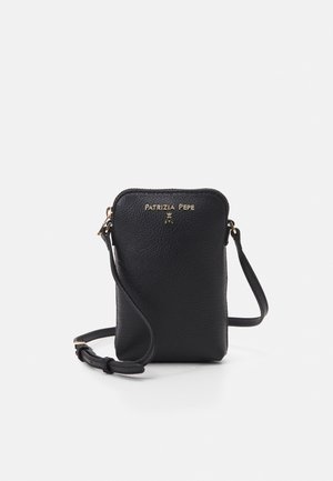 Zwarte gestructureerde leren crossbodytas met verstelbare riem en gouden "PATRIZIA PEPE" logo aan de voorkant.