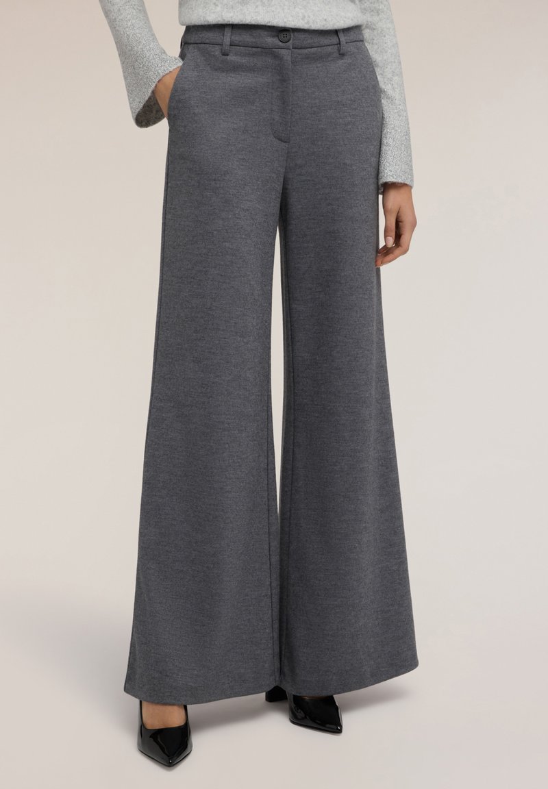 Pantaloni a gamba larga realizzati in un morbido tessuto grigio scuro con un finish texture, dotati di tasche laterali e una chiusura con un solo bottone.