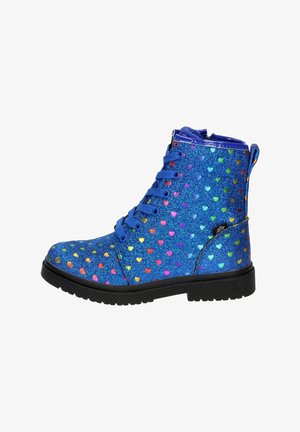 Blaue glitzernde Knöchelstiefel mit mehrfarbigen Herzmustern, flachen schwarzen Gummisohlen und kontrastierenden blauen Schnürsenkeln.
