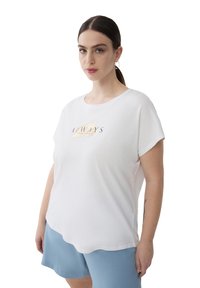 Maglietta bianca a maniche corte con la scritta "ALWAYS" stampata in nero e dettagli dorati. Il tessuto sembra morbido, con una vestibilità comoda e scollatura rotonda.