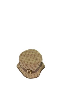 Cappello a secchi beige e marrone con motivo monogramma, rifinitura in pelle e dettaglio fibbia dorata "G" sul lato.