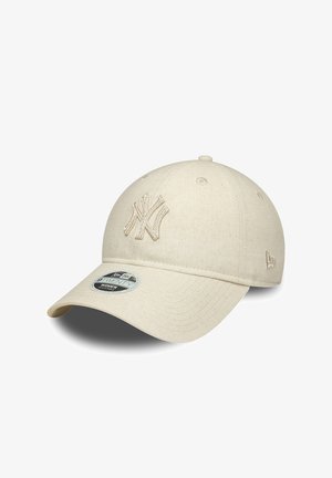 Beige gestructureerde baseballpet met geborduurd logo aan de voorkant, gebogen klep en verstelbare band aan de achterkant.