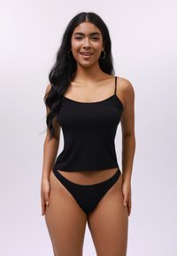 Svart cami med tynne stropper kombinert med matchende svarte bikini-truser. Glatt stoff, minimalistisk design, og ingen synlige mønstre eller hardware.