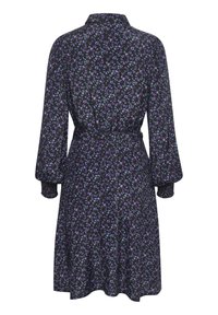 Abito floreale in tessuto scuro con motivi viola e verdi, colletto, maniche lunghe a sbuffo, vita strizzata e gonna svasata.