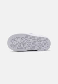 Semelle de chaussure en caoutchouc blanche avec des motifs texturés et des logos, présentant une surface supérieure lisse et un design moulé pour l'adhérence. Ne laisse pas de traces.