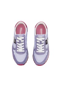 Fialové a světlefialové tenisky s bílými tkaničkami, strukturovaným svrškem, růžovými detaily na podrážce a černým logem na boku.