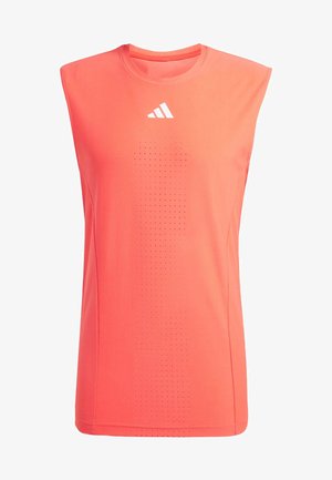 Camiseta atlética sin mangas en un brillante color coral, con un escote redondo, textura perforada en el frente y un logo blanco en el pecho.