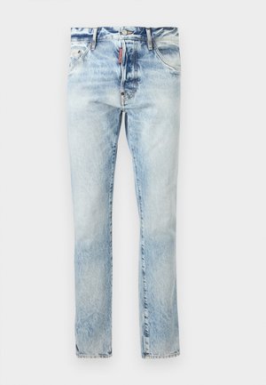 Jean denim bleu clair délavé, coupe slim, avec bouton et fermeture éclair à l'avant, passants pour ceinture, et petite étiquette de marque rouge sur la poche avant droite.
