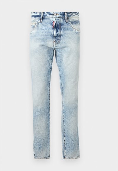 Jean denim bleu clair délavé, coupe slim, avec bouton et fermeture éclair à l'avant, passants pour ceinture, et petite étiquette de marque rouge sur la poche avant droite.
