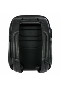 Zaino nero con esterno in pelle strutturata. Dotato di spallacci imbottiti e pannello posteriore in rete. Cerniere lisce e design minimalista.