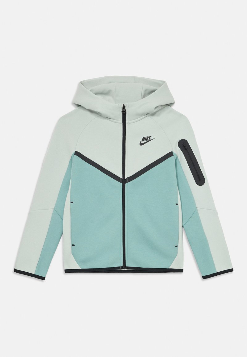Casaco Nike com capuz em verde claro e menta, com detalhes em preto, fecho de zipper e um bolso lateral. Apresenta um design em forma de Chevron e tecido texturizado.