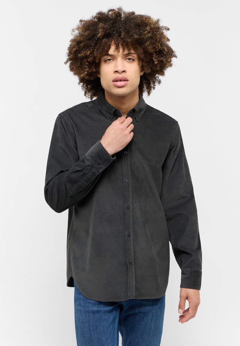 Camicia button-up in velluto a coste nera con maniche lunghe e colletto, caratterizzata da una sottile texture a coste e chiusura con bottoni frontale.