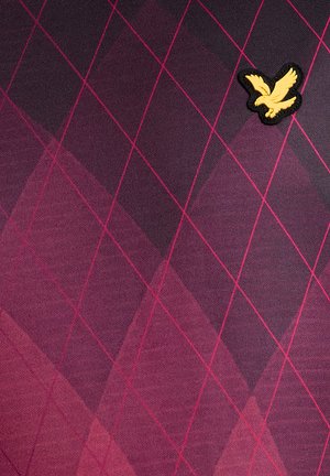 Tissu violet foncé avec un motif de losanges rouges et une petite écusson d'oiseau jaune cousu près du coin supérieur droit.