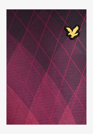 Tissu violet foncé avec un motif de losanges rouges et une petite écusson d'oiseau jaune cousu près du coin supérieur droit.