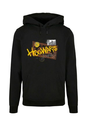Černá mikina s kapucí a přední kapsou typu kengura. Obsahuje grafický design vstupenky a nápis "Hogwarts" ve žluté barvě, s dalšími detaily v bílé a oranžové.