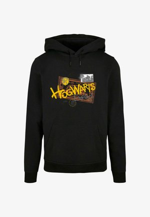 Schwarzer Kapuzenpullover mit einer vorderen Kängurutasche. Mit einem grafischen Design eines Tickets und "Hogwarts" in Gelb, sowie zusätzlichen Details in Weiß und Orange.