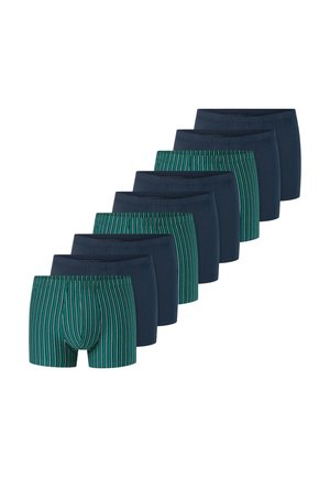Zeven paar herenboxershorts gerangschikt in een diagonale lijn, afwisselend effen donkerblauw en groen met verticale strepen.