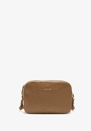 Borsa a tracolla in pelle testurizzata color tan con motivo logo inciso e hardware in tono oro. Forma rettangolare con chiusura con zip.