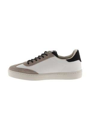 Sneaker a vita bassa in pelle bianca con dettagli in suede beige. Presenta lacci neri e un tallone nero testurizzato. Suola in gomma, design minimalista.