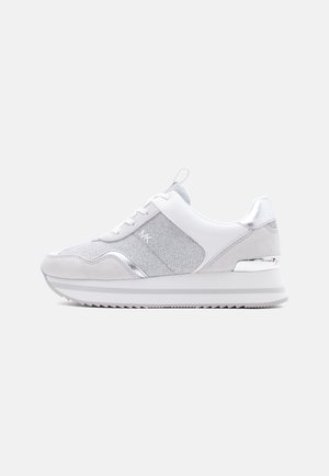 Λευκό και ασημί sneaker με πλατφόρμα, με συνδυασμό υφασμάτων και δερμάτινων πάνελ, σχέδιο με κορδόνια και το διακριτικό «MK» στο πλάι.