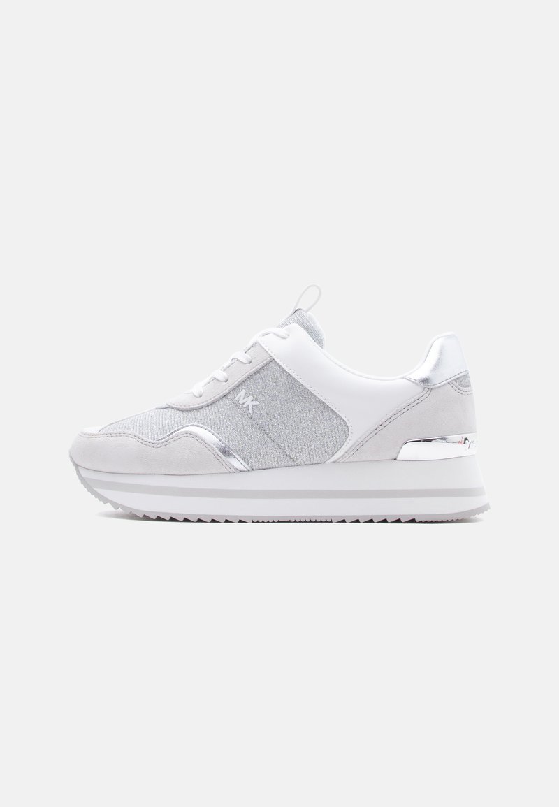 Λευκό και ασημί sneaker με πλατφόρμα, με συνδυασμό υφασμάτων και δερμάτινων πάνελ, σχέδιο με κορδόνια και το διακριτικό «MK» στο πλάι.