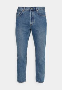 Klasyczne niebieskie dżinsy wykonane z denimu, z prostymi nogawkami, pięcioma kieszeniami oraz średnim praniem z delikatnym wyblaknięciem.