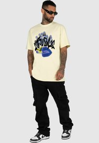 MJ Gonzales KISS X  - T-shirts print - softyellow