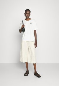 Marimekko ERNA RELAXED - Printtipaita - off white/black