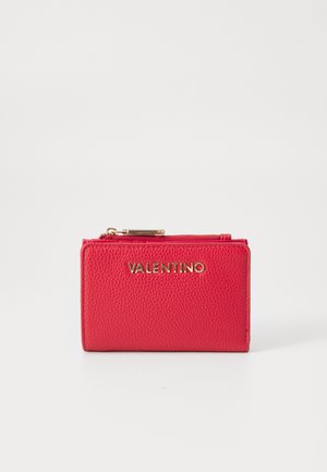 Portafoglio in pelle rossa con un'esterno testurizzato, logo dorato "VALENTINO" sul davanti e chiusura con zip nella parte superiore. Forma rettangolare compatta.