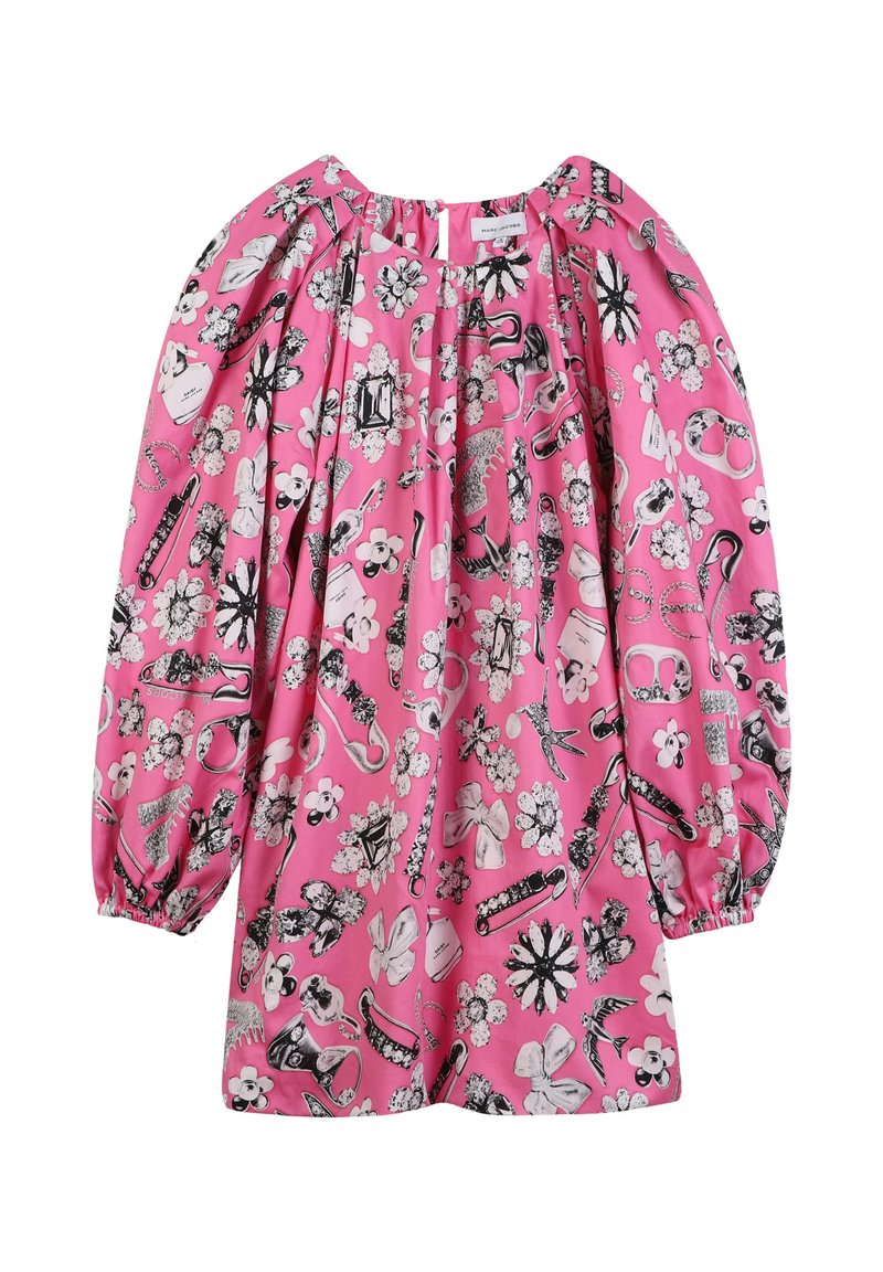 Roze jurk met opstaande mouwen, met een zwart-wit bloemen- en accessoiresprint. Gladde stof met geplooide hals en manchet.