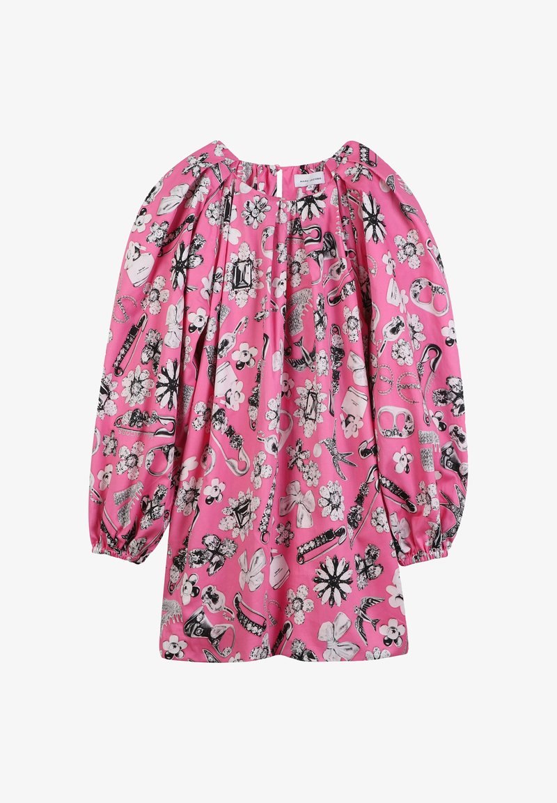 Roze jurk met opstaande mouwen, met een zwart-wit bloemen- en accessoiresprint. Gladde stof met geplooide hals en manchet.