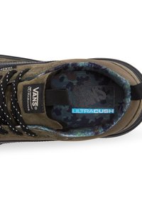 Boty Vans Ultratrange s svrchním materiálem z olivově zelené semiše a síťoviny, černými tkaničkami a modrým maskáčovým podšívkou s označen�ím Ultracush.