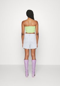 Vintage Supply RAW HEM - Calções de ganga - light wash