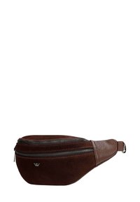 Bruine suede heuptas met een strak design, twee ritscompartimenten, gestructureerde accenten en een glanzende hardware-logo.
