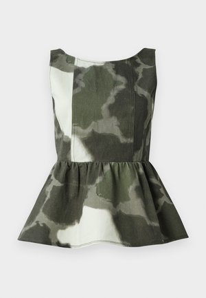 Toppeplum lavet af camo-mønsterstof i grønne og beige nuancer, med en tætsiddende overdel og en flared volangkant.