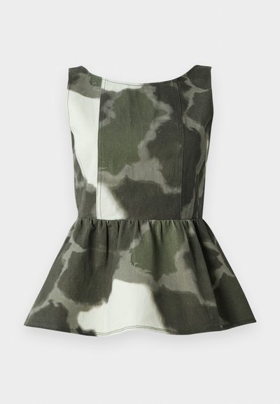 Toppeplum lavet af camo-mønsterstof i grønne og beige nuancer, med en tætsiddende overdel og en flared volangkant.
