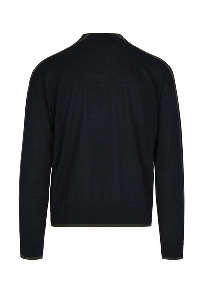 Cardigan in maglina di un blu navy scuro, con scollatura rotonda, maniche lunghe e polsini a coste con dettagli verdi lungo i bordi. Texture liscia in tutto il capo.