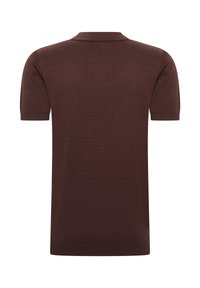 Camisa polo de manga corta marrón hecha de tejido de punto. Presenta un cuello clásico, puños de canalé y una textura lisa y uniforme.