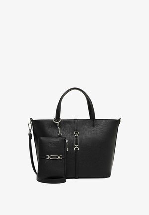 Sac à main en cuir noir texturé avec des poignées courtes et une bandoulière amovible, avec une petite pochette assortie attachée par une chaîne argentée.