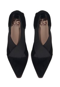 Czarne baleriny z ostrym noskiem, krzyżującymi się elastycznymi paskami i zamszowymi detalami, wewnątrz oznaczone marką Cesare Gaspari.